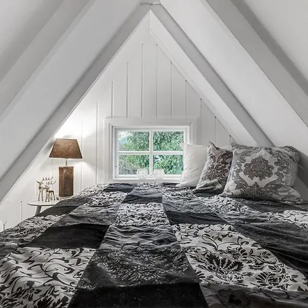 Lysthuset Den Lille - Authentic Wodden House