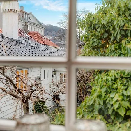 Lysthuset Den Lille - Authentic Wodden House Apartment *