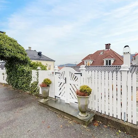 Lysthuset Den Lille - Authentic Wodden House Apartman