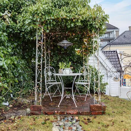 Апартаменты Lysthuset Den Lille - Authentic Wodden House *